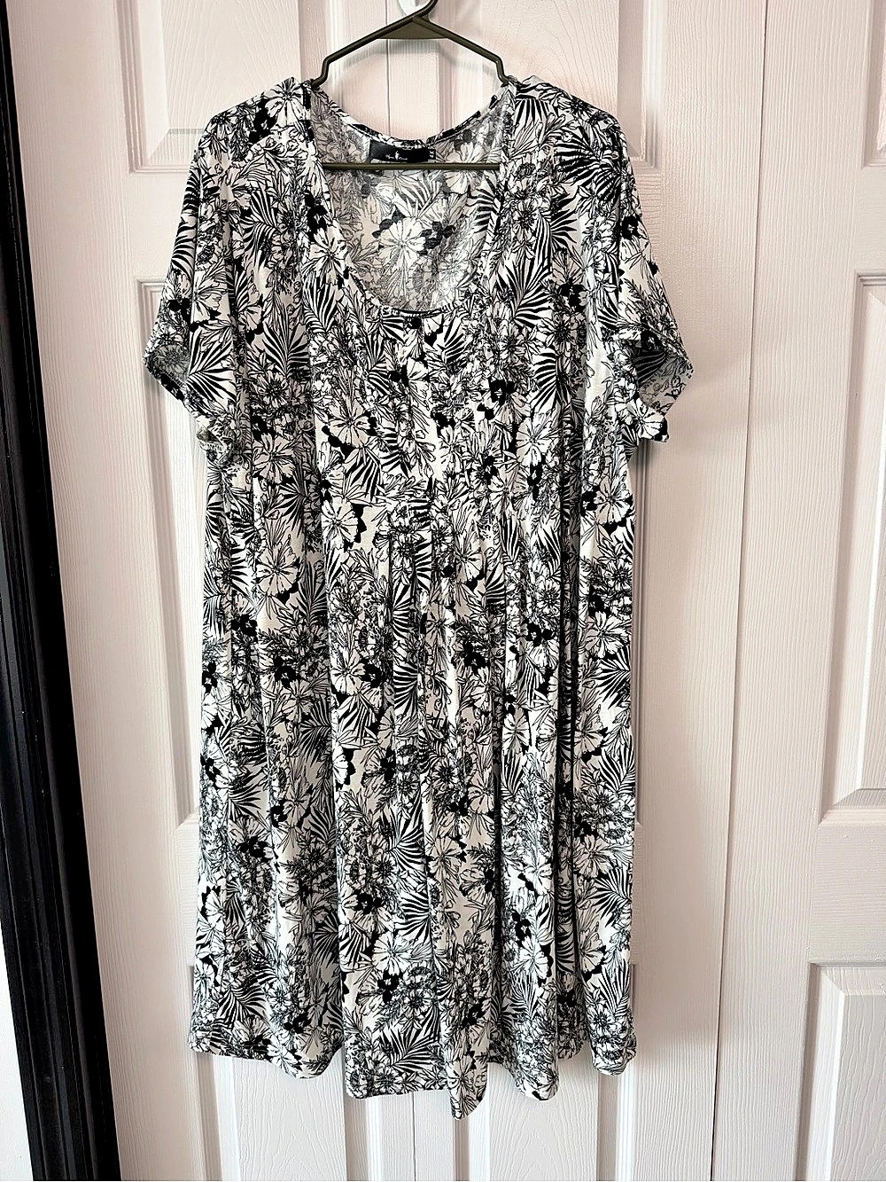 Agnes Orinda Floral Midi Dress in White & Black